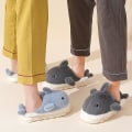 Miniatyrbilde 3 av 5: Myk plysj hvalhai Fuzzy tøfler 1,6'' forhøyende såler for kvinner menn, vinter fuskepels Søt dyrepar Matchende hjemmetøfler Grey EUR40-41