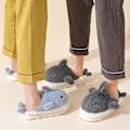Miniatyrbillede 3 af 5: Soft Plys Whale Shark Fuzzy Hjemmesko 1,6'' Forhøjende såler til kvinder Mænd, vinter imiteret pels Sødt dyrepar Matchende hjemmesko Grey EUR40-41