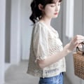 Miniatyrbillede 4 af 5: Hæklet bluse med udskæringer til kvinder, kort chiffonærme, V-hals, knaplukning, strikket top med blomster, strikket bluse, sommer, hvid