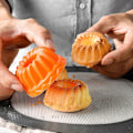 Miniatyrbillede 2 af 5: Pakke med 12 donut-formede kageforme, Mini Form, diameter 7 cm, skridsikker, varmebestandig, mikroovn-, fryser- og opvaskemaskine sikker.