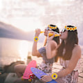 Pikkukuva 4 / 4: Nopea toimitus 1 set, Hippien naisten asusteet 7 kpl set Sisältää Flower Crown päänauhan rannekkeen ja hippien aurinkolasit, rauhankyltin kaulakorun ja