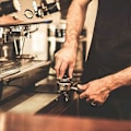Miniatyrbilde 4 av 5: 51mm Kaffe Tamper Pulver Hammer Pressing Valnøtthåndtak Kaffedistributør For Kaffe Og Espresso