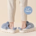 Miniatyrbilde 3 av 5: Myk plysj hvalhai Fuzzy tøfler 1,6'' forhøyende såler for kvinner menn, vinter fuskepels Søt dyrepar Matchende hjemmetøfler Blue EUR44-45