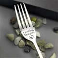 Miniatyrbillede 2 af 3: 2 stk. Graveret Besked Rustfrit Stål Gaffel Spejlpoleret Opvaskemaskine Sikker Gave til Jul Fødselsdag Nytår