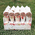 Miniatyrbilde 2 av 3: Bryllups kraftpapirbrett konfettikjeglestativ boksbrett for bryllupsdekorasjon Blomsterkonfettikjegler Rustikk bryllupspapirholder Wood Confetti Box 2