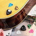 Miniatyrbild 3 av 5: 6 Stycken Plektrumhållare Självhäftande Gitarrplektrumhållare Svart Plast Lätt att Fästa på Gitarren med Självhäftande Baksida