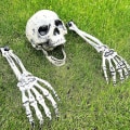 Miniatyrbilde 1 av 4: 3 stk falske skjelett skumle Halloween-dekorasjoner Utendørs skjeletthode og skjelettarmer Halloween hagedekorasjoner - Halloween banebryter for gravey