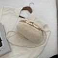 Pikkukuva 3 / 3: Talvimuodin pieni pehmolaukku, pehmeä tekoturkislaukku, tyylikäs clutch-laukku suukkolukolla, helmikoristeinen olkahihna, crossbody-olkalaukku, valkoinen