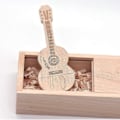 Miniatyrbild 2 av 5: Gitarr USB-minne av lönnträ, trä-tumme, gitarrgåvor, nyhet (32 GB, valnöt)