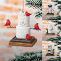 Miniatyrbilde 2 av 3: Snømannsornament med kardinaler (tilfeldig hengende snor)
