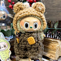Miniatyrbillede 6 af 7: /NC/Ny Blind Box Labubu Dukketøj Labbu Siddende Festdukke med Små Overalls. Kun Tøj 4