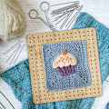 Miniatyrbild 5 av 5: Kvadratisk Blockningsbräda, Virktillbehör, Trävirkningshålsplatta, Granny Square Blockningsbräda