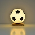 Miniatyrbillede 2 af 3: Fodbold 3D LED Natlampe 3D Illusion LED Lampe VM Fodbold Legetøj Til Drenge Piger Voksne Sportsfans Sort Hvid Black White Round Wood Model