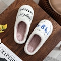 Miniatyrbilde 2 av 7: 1989 Taylor's Style Hjemmesko til Kvinner Fuzzy Komfortable Flate Taylor Swift Version Swifties Måke Morsomme Sko Gave til Henne 44-45