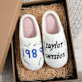 Miniatyrbilde 1 av 7: 1989 Taylor's Style Hjemmesko til Kvinner Fuzzy Komfortable Flate Taylor Swift Version Swifties Måke Morsomme Sko Gave til Henne 44-45