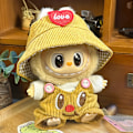 Miniatyrbillede 1 af 5: Sommerudsalg Labubu dukkeklæder første generation anden generation blind box Labubu dukkeklæder (kærlighedshat + T-shirt + overalls) Butter Bear