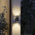 Pikkukuva 3 / 5: Ulkokäyttöön tarkoitettu ylös ja alas suunnattu seinävalaisin Makuuhuoneen keittiön kaapin valaisin