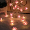 Dekorative LED kirsebærblomst lyskæde, 2m, med 20 batteridrevne LED'er og timerfunktion - til indendørs brug