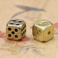 Miniatyrbillede 2 af 3: 5 stk Hvidt Sæt Unikke 6-sidede Terninger Matchende Terning Sæt Metal Terninger Terning Bordspil Rustfrit Stål Terninger