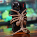 Pikkukuva 5 / 5: Halloween Alien: Romulus Facehugger -puhelinpidike, pelottava matkapuhelinjalusta