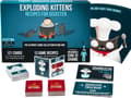Pikkukuva 1 / 6: Exploding Kittens Recipe for Disaster Deluxe -pelisetti Exploding Kittensiltä - Korttipelit aikuisille, teineille ja lapsille - Hauskoja perhepelejä