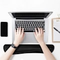 Miniatyrbild 2 av 6: Lugna Din Handled, Handledsstöd i Memory Foam för Tangentbord och Mus, Ergonomisk Design för Smärtfritt Skrivande, Halkfri Bas Säkerställer Stabilitet