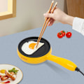 Pikkukuva 2 / 6: Mini Sähköinen Paistinpannu 6 Tuuman Pyöreä Sähköinen Keittiöpaistinpannu Puulastalla 450W Ruostumattomasta Teräksestä Valmistettu Paistinpannu Keltainen Yellow
