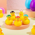 Miniatyrbillede 6 af 6: 12 påskeæg fyldt med gummiænder, farvestrålende æg fyldt med forskellige gule ænder, som alle kan lege med i badet axe duck