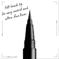 Pikkukuva 3 / 5: Tahraamaton ja vedenkestävä musta nestemäinen eyeliner-kynä mustalla