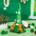 Miniatyrbillede 3 af 5: St. Patrick's Day plysjnisser, grøn hat, ansigtsløs ældre person B KLB