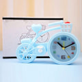 Miniatyrbillede 5 af 5: Cykelformet skrivebordsvækkeur i ét stykke som gave til studerende (lyseblå)