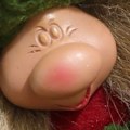 Pikkukuva 4 / 5: Kasvoton kääpiö, seisova, kasvoton kääpiö, koristeet, täytetty, harmaa KLB