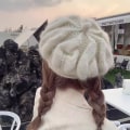 Miniatyrbilde 1 av 4: Strikket beret for kvinner i høst og vinter