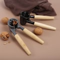 Pikkukuva 3 / 3: Pähkinänsärkijä ja pullonavaaja - Hazelnut Bottle Opener - Pihdit Harmaa Puukahva 17*7*5.8cm