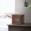Miniatyrbild 4 av 4: Flerfärgad ljudstyrd träklocka modern digital LED-bordsalarmklocka termo