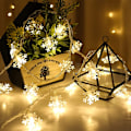 Miniatyrbillede 2 af 2: Snefnuggeljós 6M 40LED LED Ljósaröð Jól Snefnuggaljósaröð Rafhlaðin Snjófeyjulag ljós Skraut Hvítir hlýir ljósar