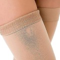 Pikkukuva 3 / 5: Suuri; 20-30 mmHg:n jalkaton beige Datian reisitukisukat KLB