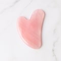 Pikkukuva 4 / 5: Ruusukvartsin kasvorulla ja Gua Sha -raaputussetti Lovelyface, 100 % luonnonkivi,