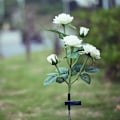 Pikkukuva 2 / 5: Aurinkokäyttöiset kukkamuotoiset valot puutarhan koristeluun -- valkoinen KLB