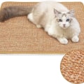 Pikkukuva 2 / 8: Luonnollinen sisal-kissan raapimattopuolikas suojaa mattoja