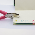 Miniatyrbilde 6 av 8: Håndholdt hullmaskin, med rosa håndtak (hjerte), hullmaskin, håndlaget, A4-papir, dokumenter,