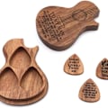 Miniatyrbild 2 av 8: Gitarrtillbehör Trägitarrplektrum Trägitarrplektrumlåda och plektrum KLB