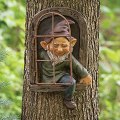 Miniatyrbilde 6 av 6: Hagenisse-statue, alv ut av døren, tre-klemmer, hagekikker