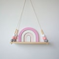 Miniatyrbilde 5 av 5: Nordisk veggmontert oppbevaringsstativ i tre for babyrom i barnehagen