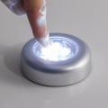 Miniatyrbild 4 av 5: Set med 3 batteridrivna självhäftande spotlights med vita lysdioder