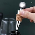 Miniatyrbillede 4 af 5: Pakke med 2 metalpropper til rødvin, vinpropper i syntetisk træ
