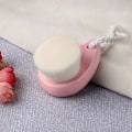 Miniatyrbild 3 av 6: Ansiktsrengöringsverktyg med en mjuk rosa färg