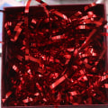 Pikkukuva 2 / 2: 200 g punainen metallinhohtoinen silputtu paperi, ihanteellinen lahjojen koristeluun, korien täyttämiseen ja lahjapaperin käärimiseen