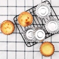 Miniatyrbillede 7 af 8: Pakke med 50 sølvfarvede ægterteforme i rustfrit stål, skålformede ægterte-cupcakeforme