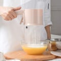 Miniatyrbilde 4 av 7: Mel og melis sikt med håndtak, for mel/melis, plast, rosa
